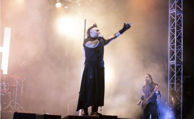 Hayko Cepkin, 'Çocuğum nasıl uyuyacak' diye isyan eden hayranı için sahnede ninni söyledi