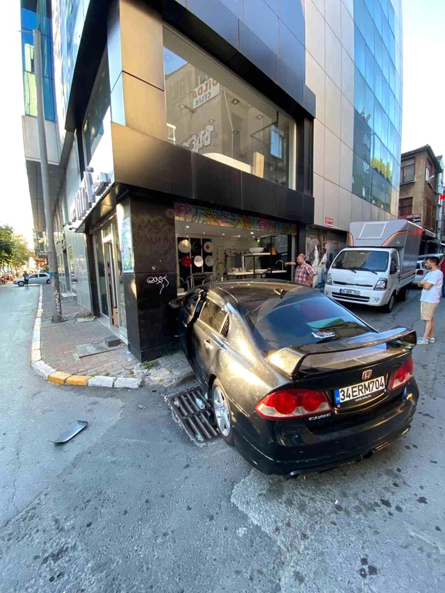 Otomobille birini ezmeye çalışırken işyerine daldı Otomobille birini ezmeye çalışırken işyerine daldı