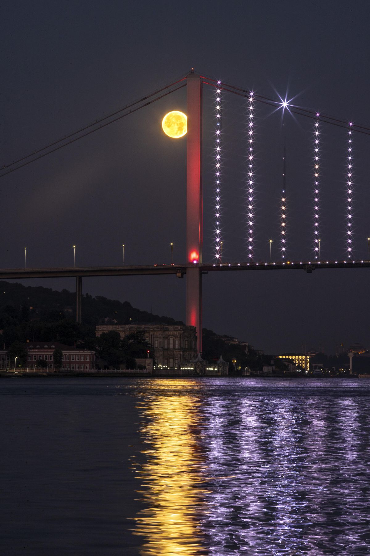 İstanbul\'da dolunay kentin simge noktalarıyla fotoğraf karelerine yansıdı