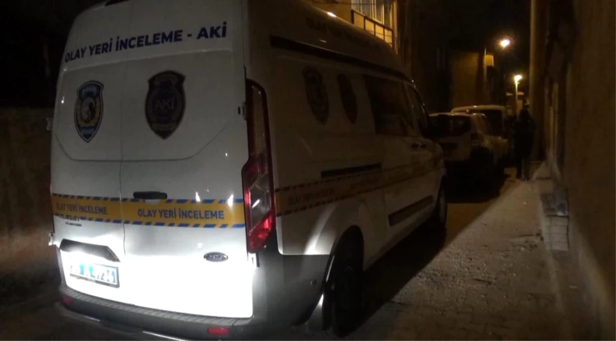 İzmir\'de bir kişinin evde ölü bulunmasıyla ilgili 2 kişi gözaltına alındı