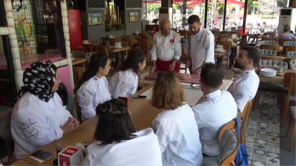 Kebap yapımını öğrenen gençler, 14 Temmuz Dünya Kebap Günü\'nde sertifikalarına kavuştu