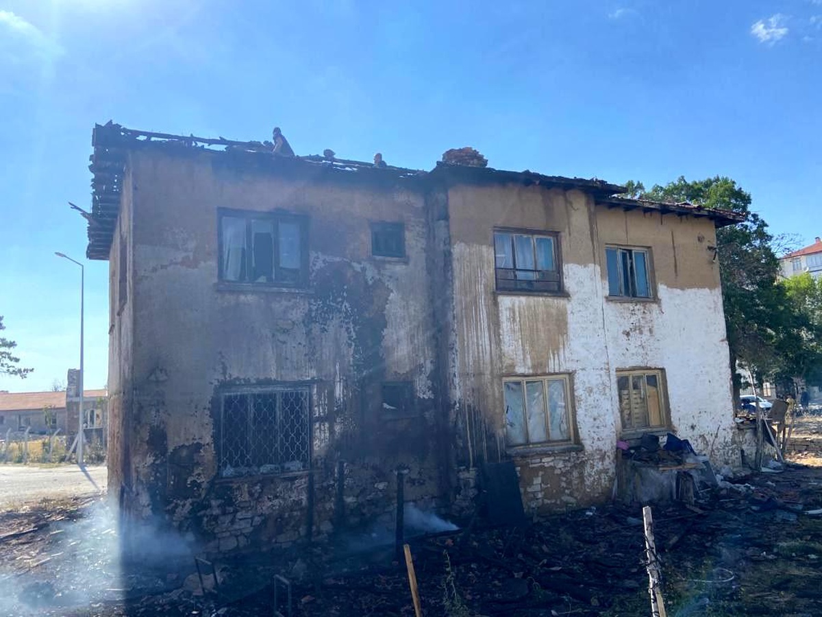 Son dakika... Konya\'da otluk alandaki yangın eve sıçradı