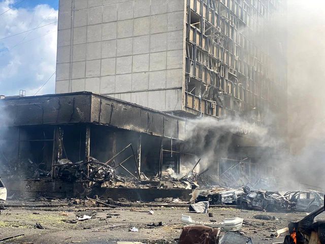 Rusya'dan Ukrayna'da bir iş merkezine füze saldırısı: 20 ölü