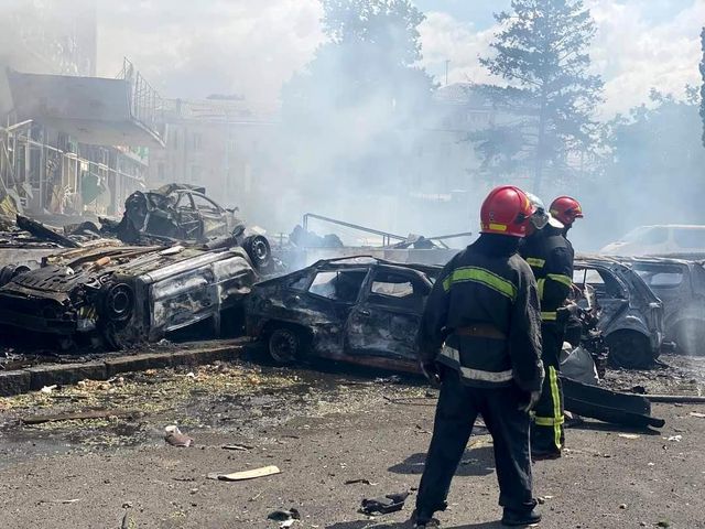 Rusya'dan Ukrayna'da bir iş merkezine füze saldırısı: 20 ölü
