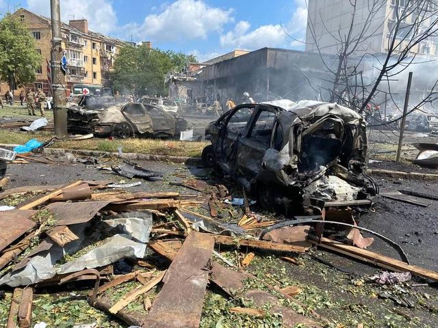 Rusya'dan Ukrayna'da bir iş merkezine füze saldırısı: 20 ölü