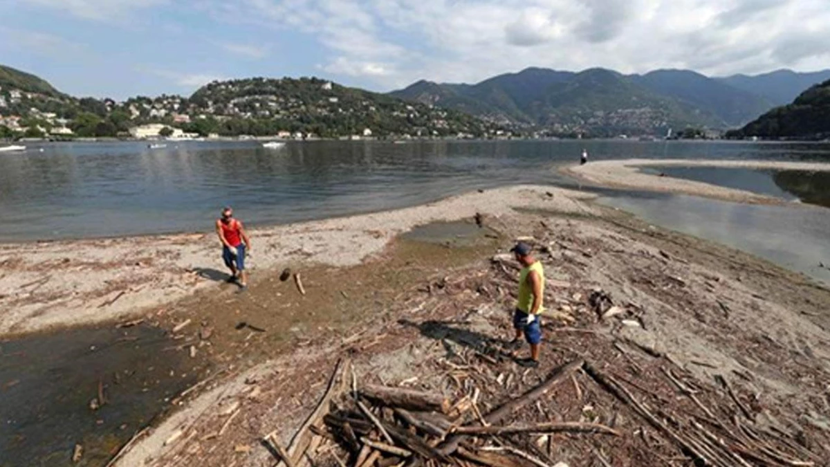 Sıcak Havanın Etkisi Altındaki İtalya\'nın Como Gölü\'nde Su Seviyesi Düştü