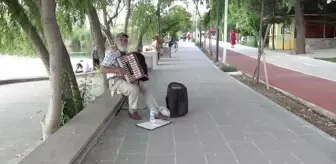 Sokak çalgıcısı 'Ata Abi', geleceğin müzik dehalarına ilham kaynağı oluyor