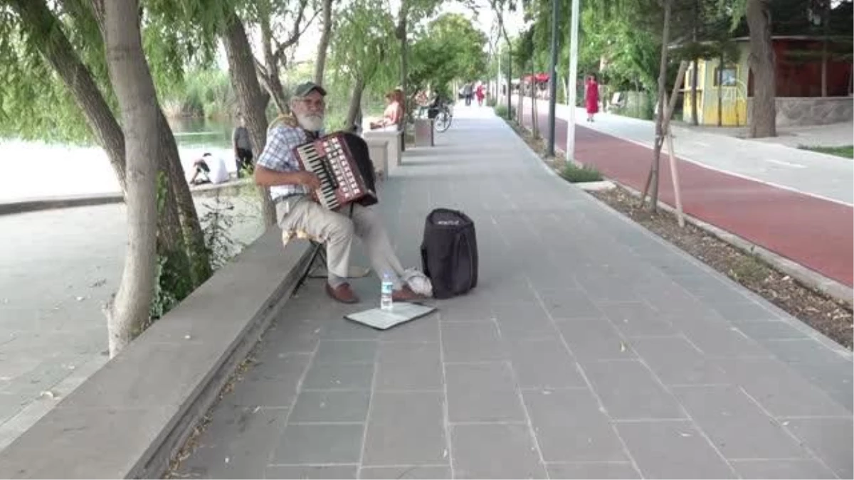 Sokak çalgıcısı "Ata Abi", geleceğin müzik dehalarına ilham kaynağı oluyor