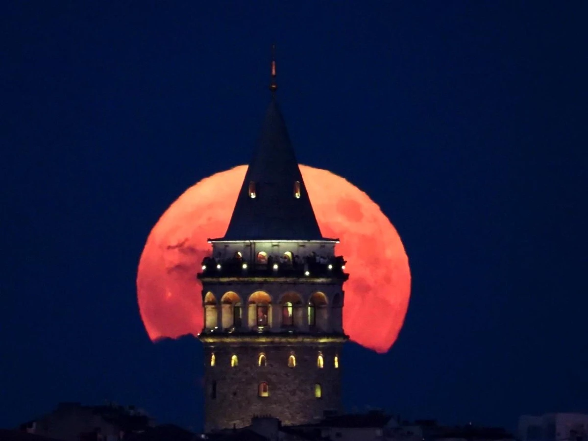\'Süper Ay\' dünyaya en yakın konuma geldi, Galata Kulesi\'yle görsel şölen oluşturdu