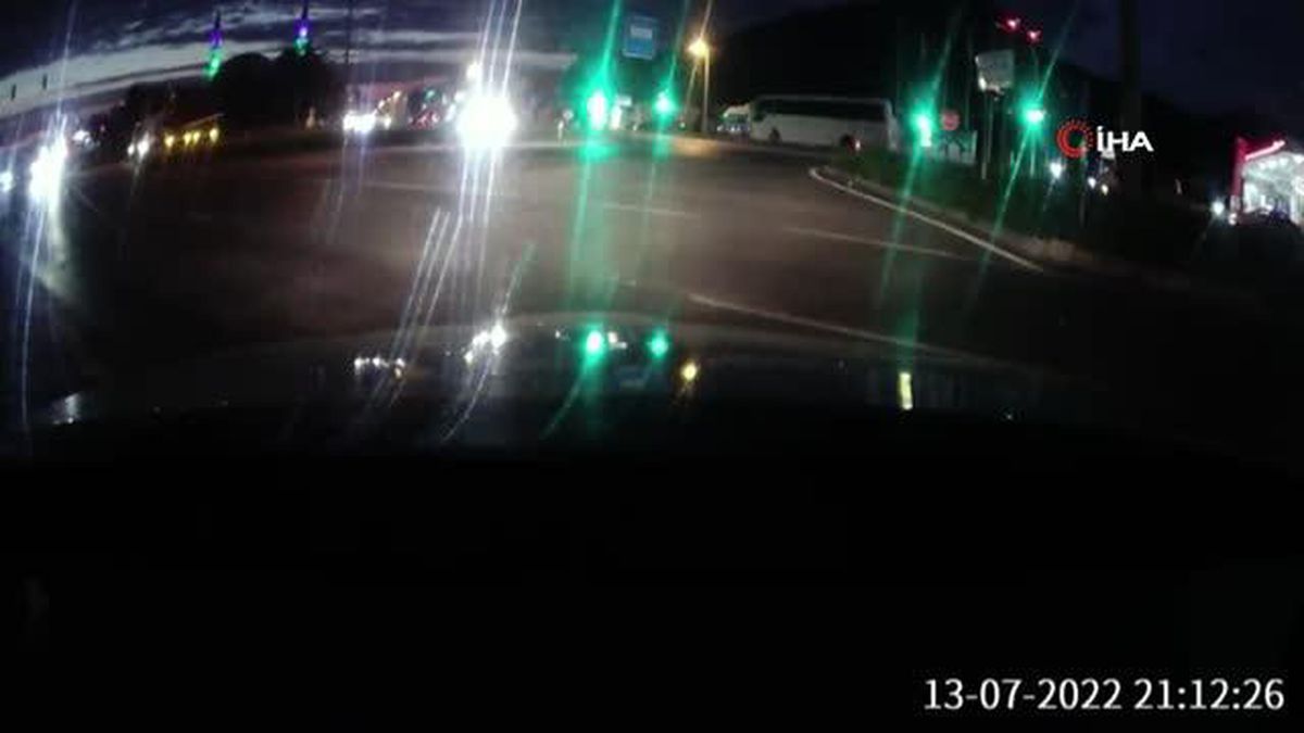 Sürücünün dikkati faciayı önledi: Kırmızı ışıkta geçen otomobil, kazaya davetiye çıkardı