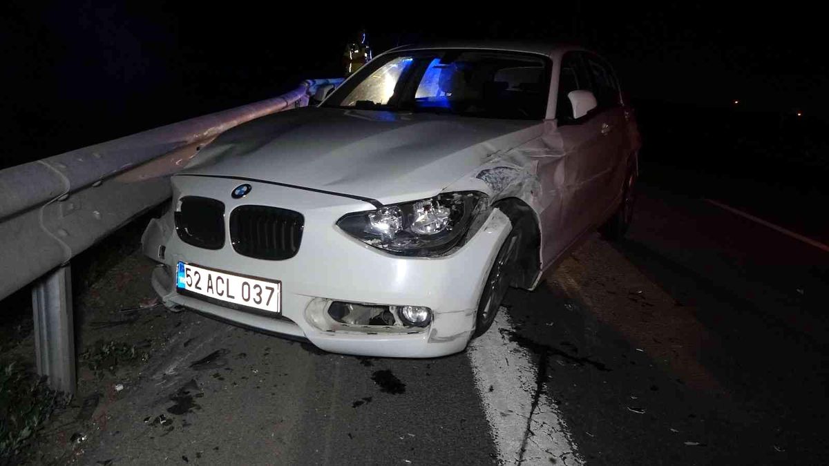 TEM'de otomobil bariyerlere çarptı