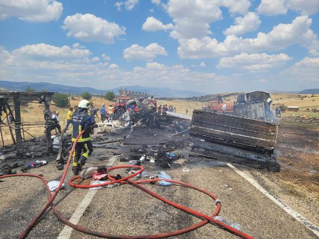 Korkunç kazada 1 kişi camdan atlatarak, diğer 2 kişi de araç içinde yanarak öldü