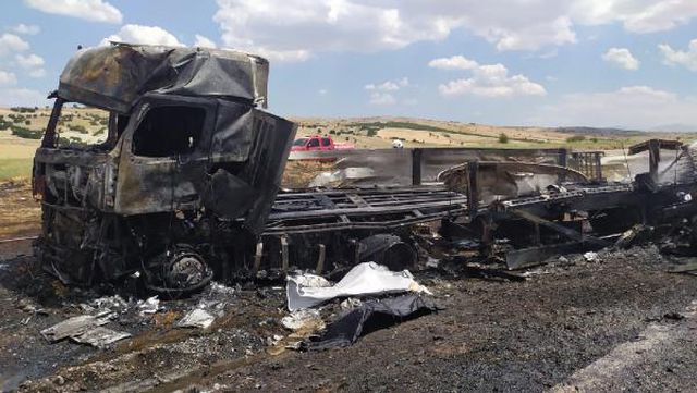 Korkunç kazada 1 kişi camdan atlatarak, diğer 2 kişi de araç içinde yanarak öldü