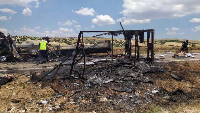 Korkunç kazada 1 kişi camdan atlatarak, diğer 2 kişi de araç içinde yanarak öldü