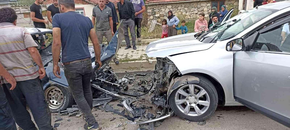 Son dakika 3. sayfa: Tokat'ta iki otomobil kafa kafaya çarpıştı: 5 yaralı