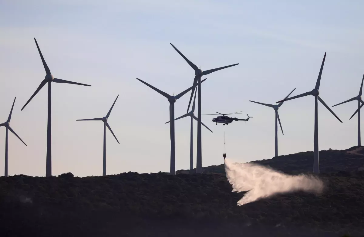 Son dakika haberleri: Çeşme'deki yangında soğutma çalışmaları sürüyor