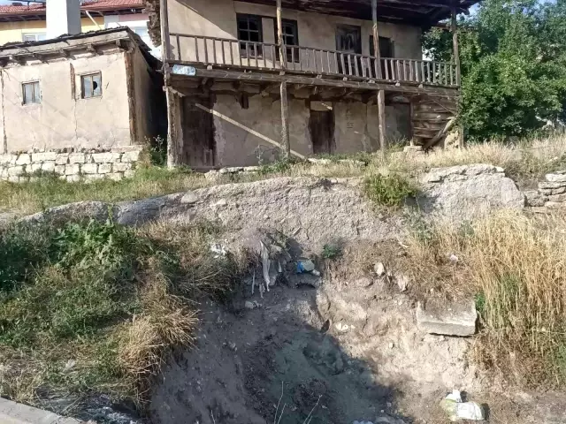 Yağmur suyu toprağı aşındırdı, köyde insan iskeleti bulundu