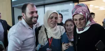 Yurda dönen ilk hacı kafilesi İstanbul Havalimanı'nda gözyaşlarıyla karşılandı (2)