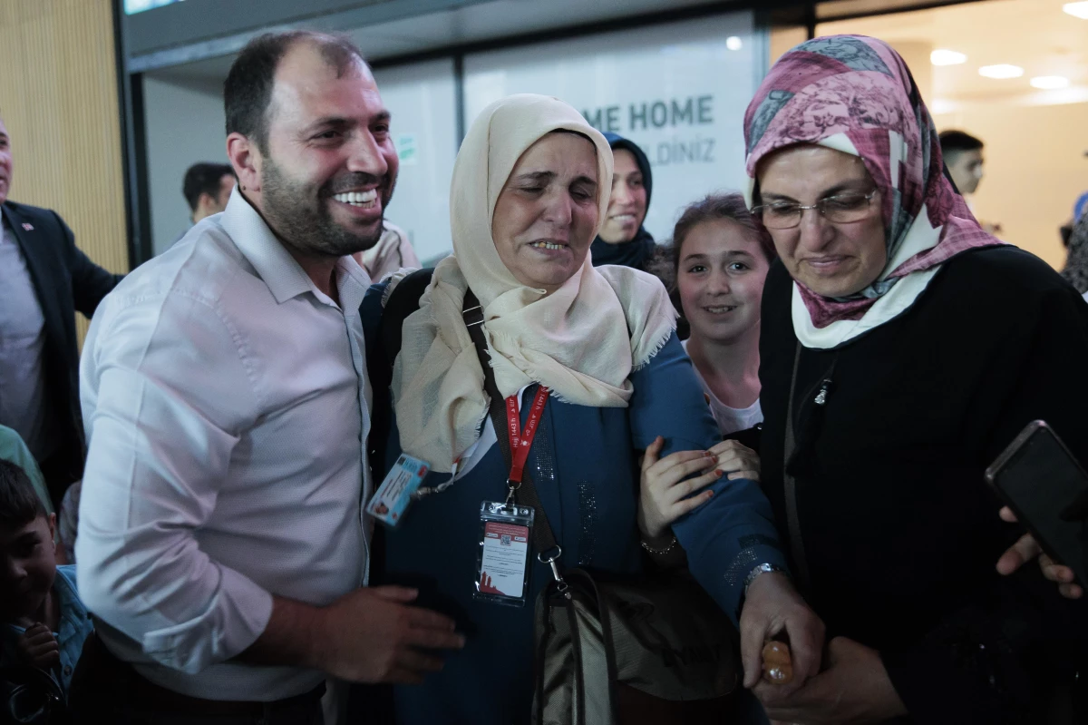 Yurda dönen ilk hacı kafilesi İstanbul Havalimanı\'nda gözyaşlarıyla karşılandı (2)