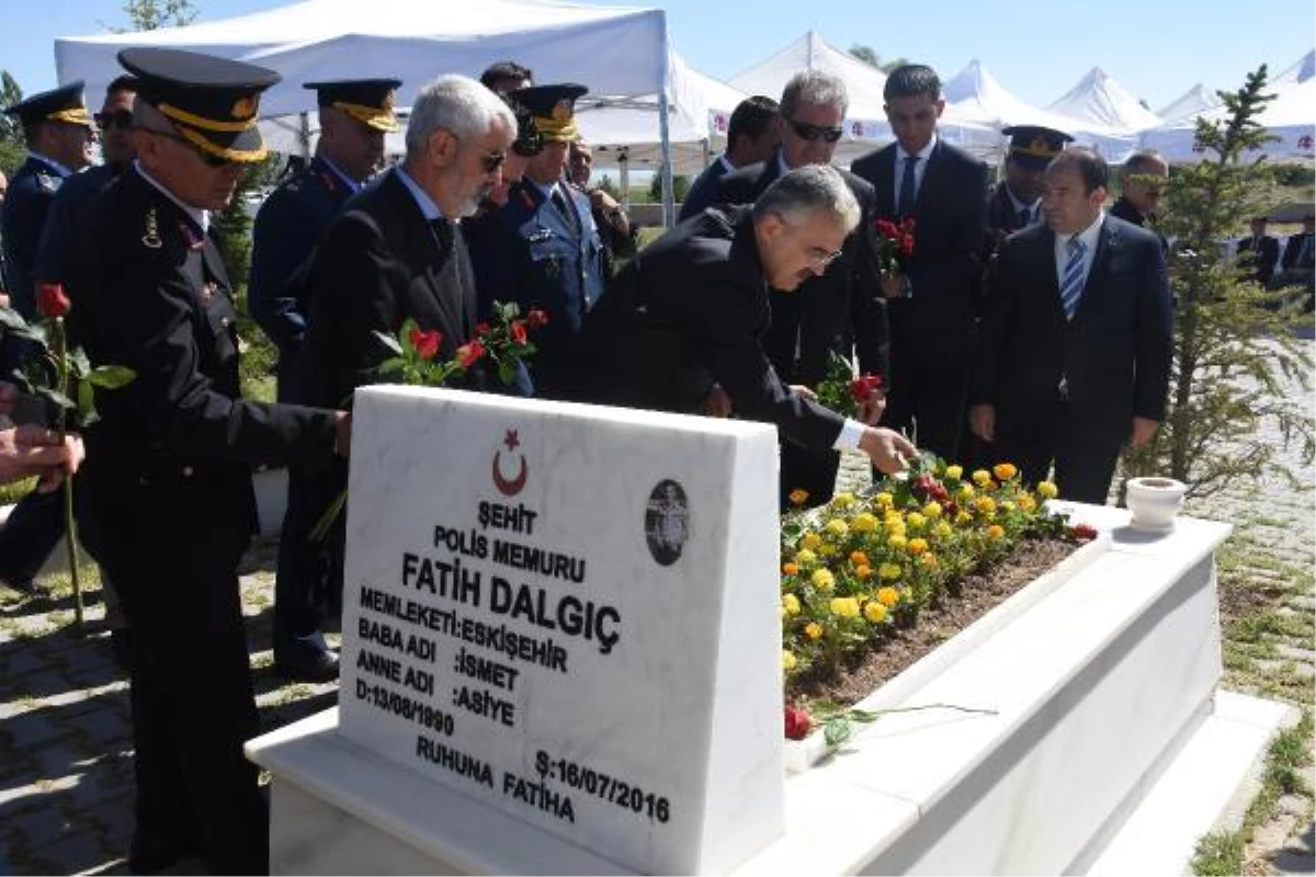 Son dakika gündem: 15 Temmuz şehidi polis Fatih Dalgıç, mezarı başında anıldı