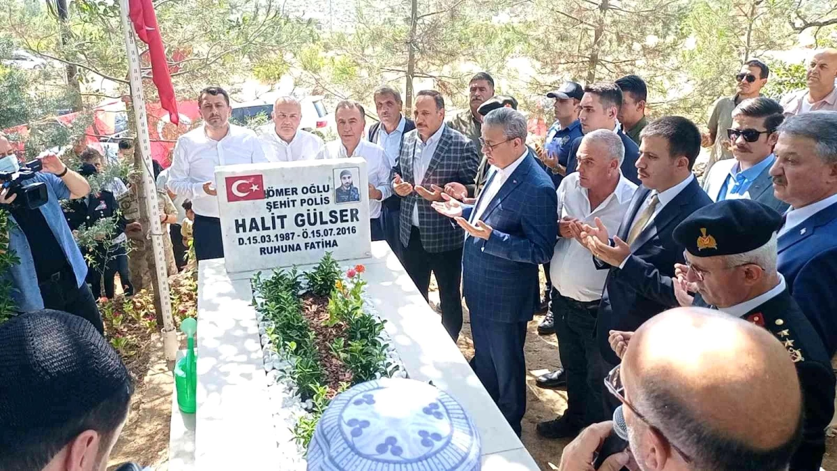 Son dakika haberleri... 15 Temmuz şehidi polis memuru Halit Gülser kabri başında dualarla anıldı