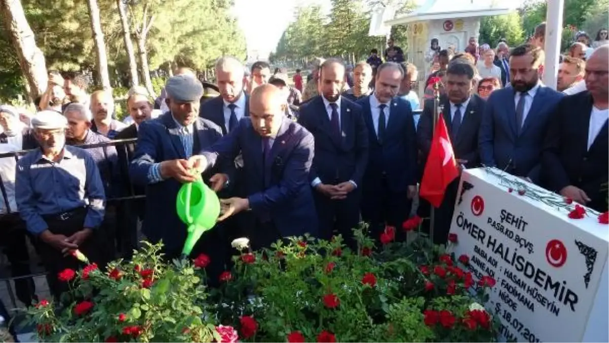 15 Temmuz\'un kahraman şehidi Ömer Halisdemir\'in kabrinde tören düzenlendi