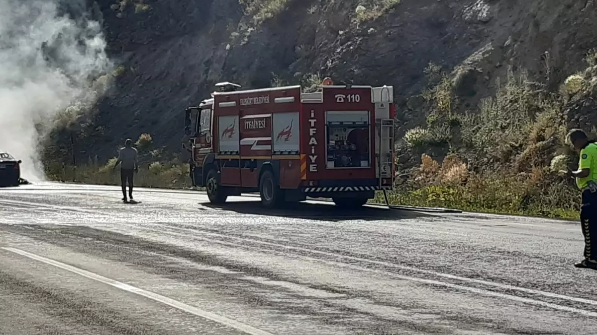 Ağrı\'da seyir halindeyken yanan otomobil küle döndü