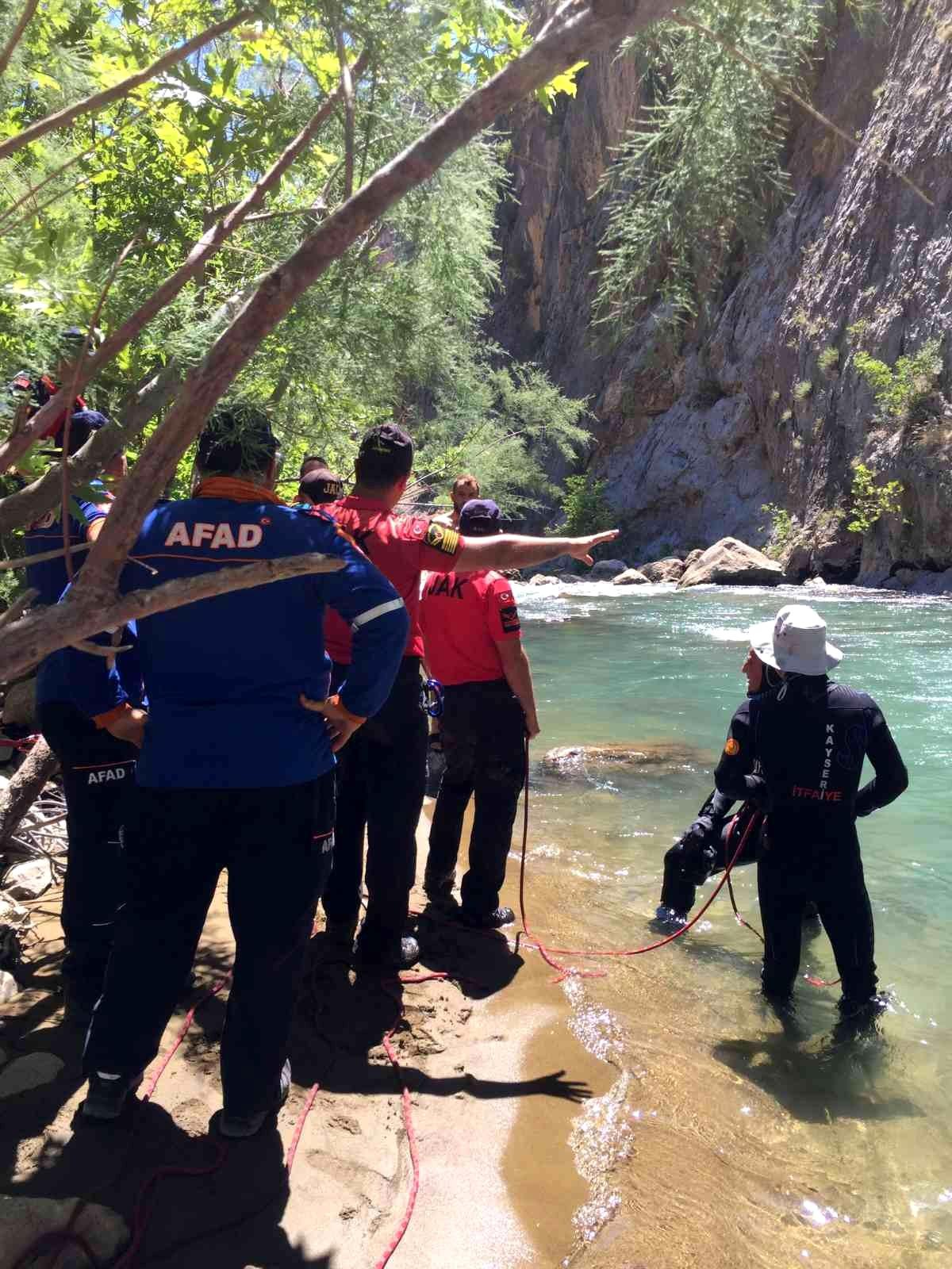 Arkadaşları ile ırmakta yüzmeye giden genç suda kayboldu