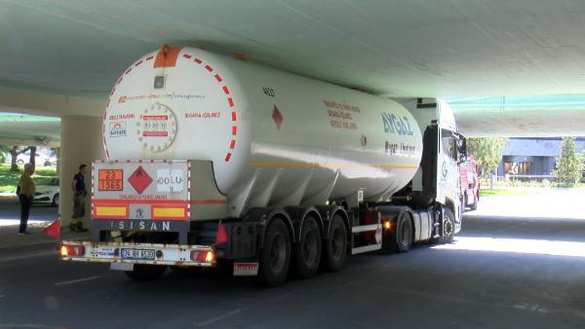 BAKIRKÖY\'DE GAZ YÜKLÜ TANKER ALT GEÇİTTE SIKIŞTI