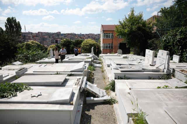 Beyoğlu'ndaki Yahudi mezarlığına çirkin saldırı, 2 kişi gözaltında