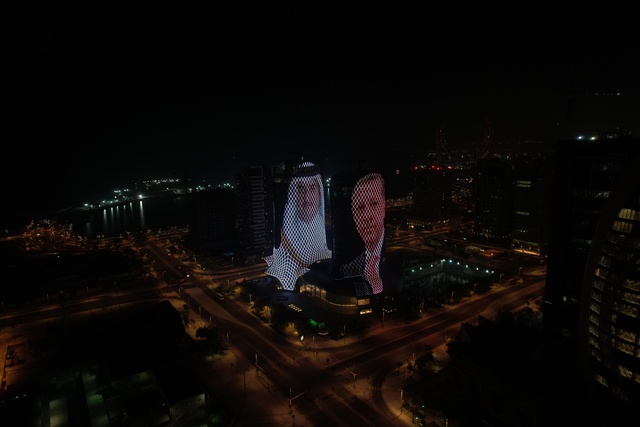 Katar'dan 15 Temmuz jesti! Al Jaber kulelerine Erdoğan posteri ve Türk bayrağı yansıtıldı