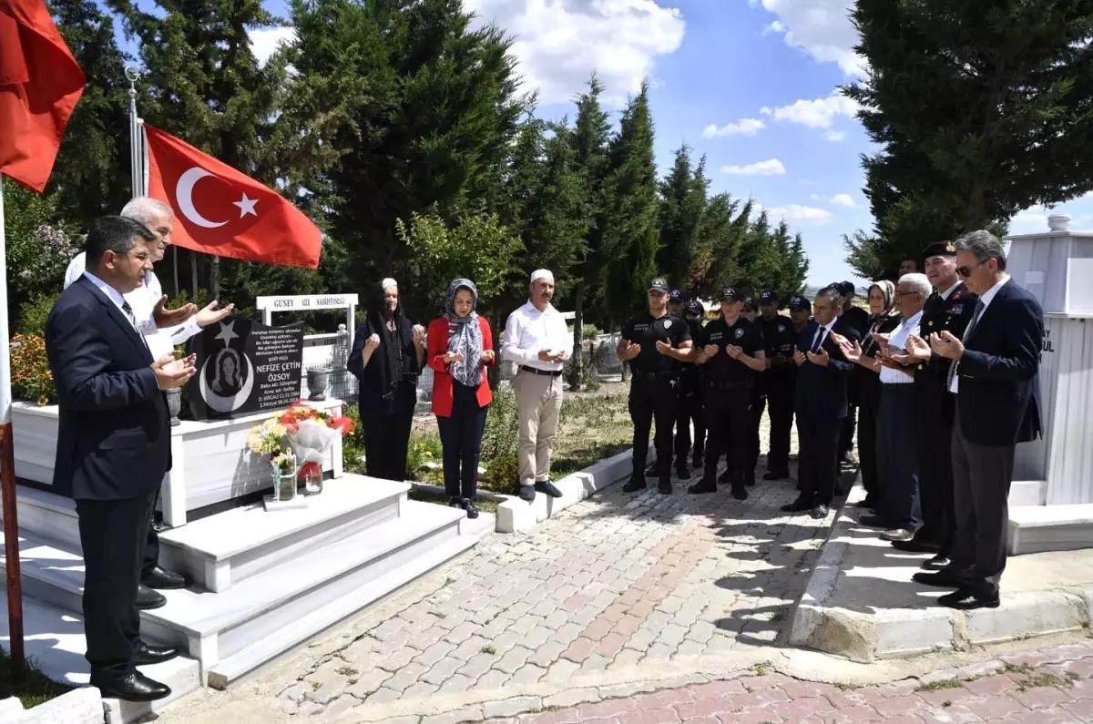 Son dakika yerel: Edirne Valisi Kırbıyık, şehit polislerin kabri başında dua etti