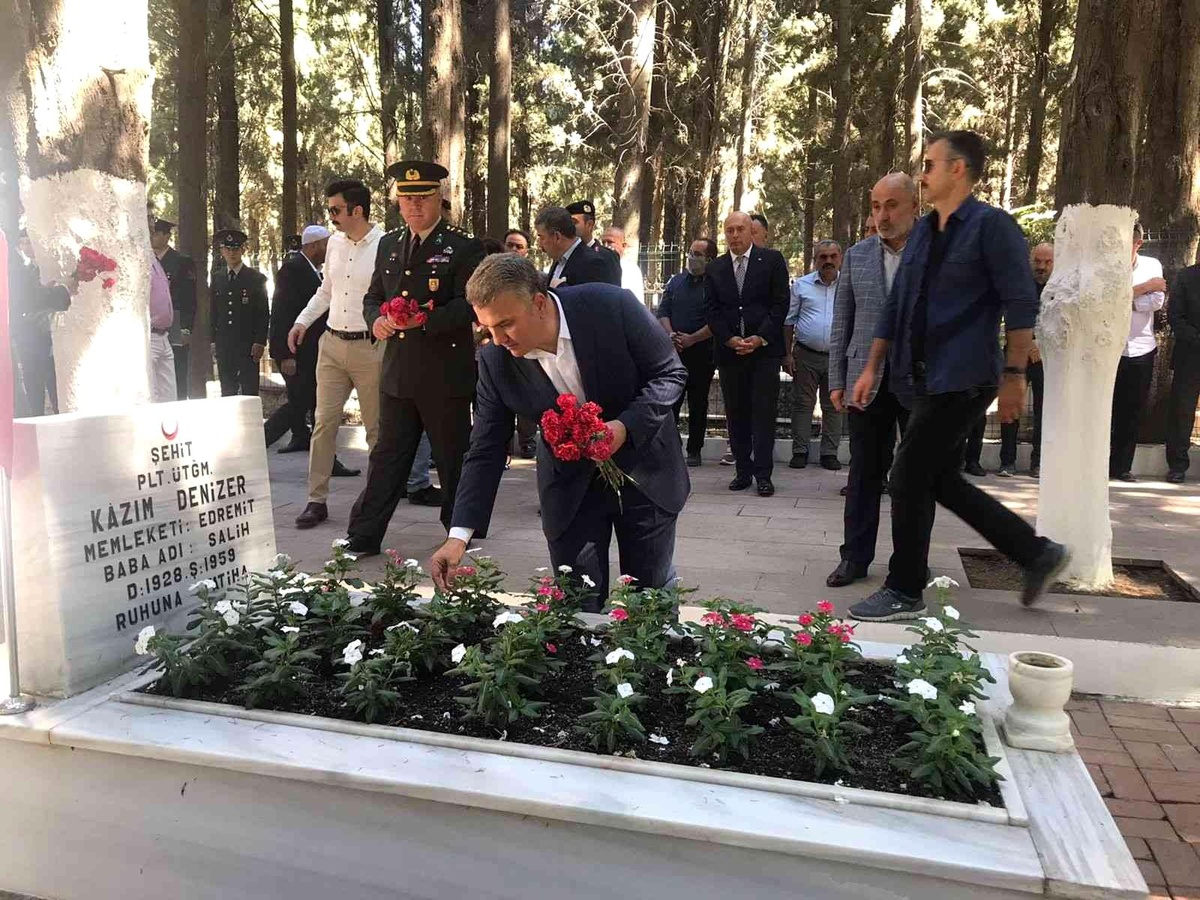 Son dakika haberi | Edremit\'te 15 Temmuz Demokrasi ve Milli Birlik Günü Anma etkinlikleri şehitlik ziyareti ile başladı