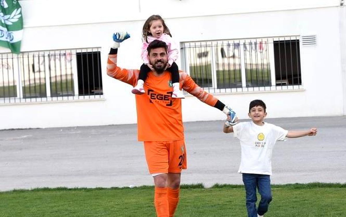 Efeler 09 SFK kaleci Özkara ile yeniden anlaştı