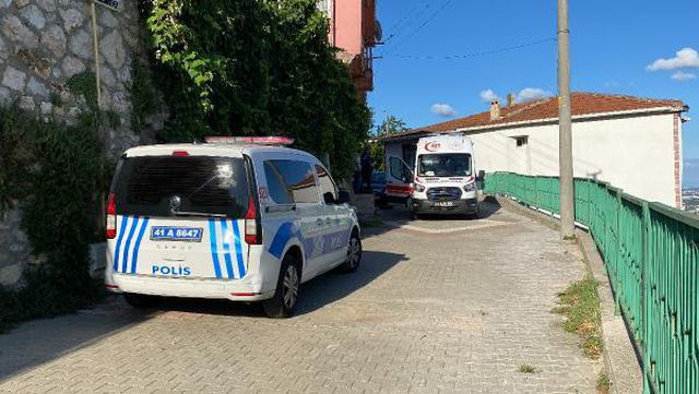 Dini nikahlı eşini evin salonunda çıplak halde ölü buldu Dini nikahlı eşini evin salonunda çıplak halde ölü buldu