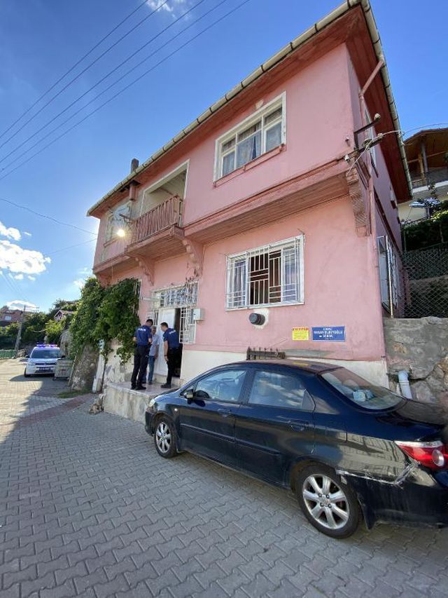 Dini nikahlı eşini evin salonunda çıplak halde ölü buldu Dini nikahlı eşini evin salonunda çıplak halde ölü buldu