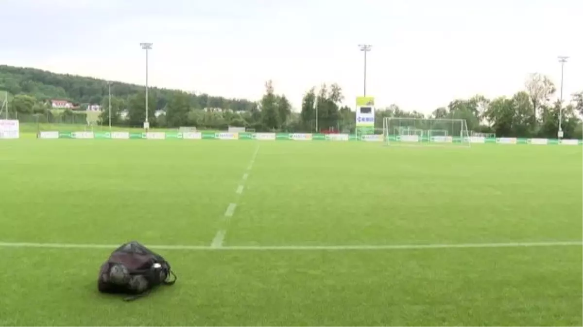 Galatasaray'ın yeni transferi Oliveira, gazetecilerin sorularını yanıtladı