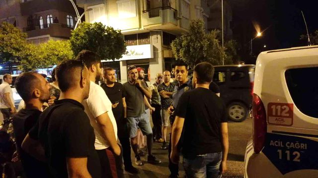 Genç kızları takip edip, arkalarından videoya çeken şüpheliye mahalleliden bir güzel meydan dayağı Genç kızları takip edip, arkalarından videoya çeken şüpheliye mahalleliden bir güzel meydan dayağı