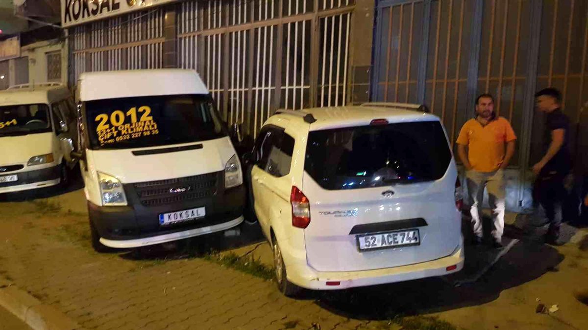 Son dakika haberleri! Hafif ticari araç otomobile çarptı: 1 yaralı