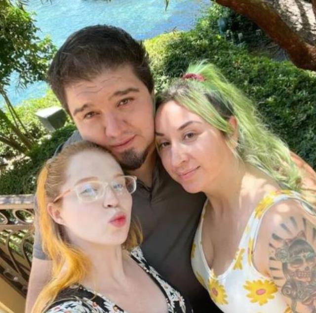 İki eşi olan adam, ikinci eşini de hamile bıraktı! Dört gözle bebeği bekliyorlar İki eşi olan adam, ikinci eşini de hamile bıraktı! Dört gözle bebeği bekliyorlar