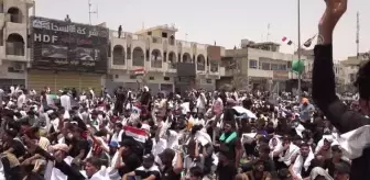 Irak'ta Sadr Hareketi cuma namazını sokaklarda kıldı