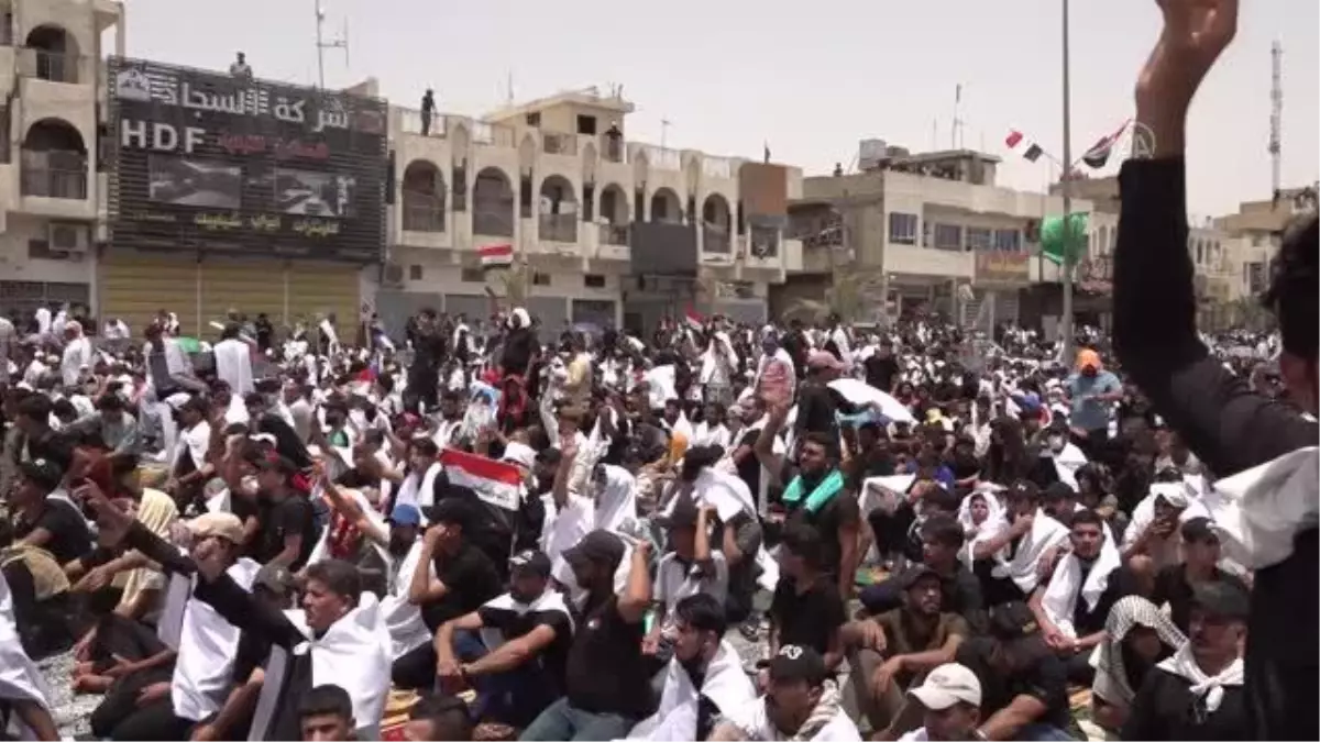 Irak'ta Sadr Hareketi cuma namazını sokaklarda kıldı