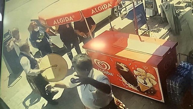 Pes dedirten olay! Bir yanda davullu gelin karşılama, diğer yanda yaralı çocuğa müdahale Pes dedirten olay! Bir yanda davullu gelin karşılama, diğer yanda yaralı çocuğa müdahale