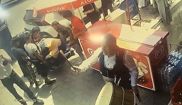 Pes dedirten olay! Bir yanda davullu gelin karşılama, diğer yanda yaralı çocuğa müdahale Pes dedirten olay! Bir yanda davullu gelin karşılama, diğer yanda yaralı çocuğa müdahale