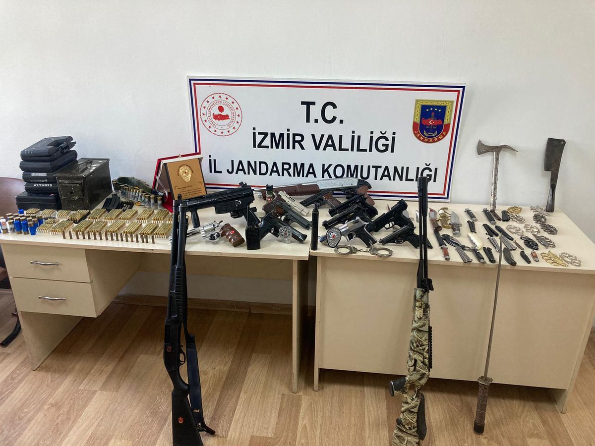 Son dakika haberleri... İzmir\'de silah kaçakçılığı operasyonunda yakalanan şüpheli tutuklandı