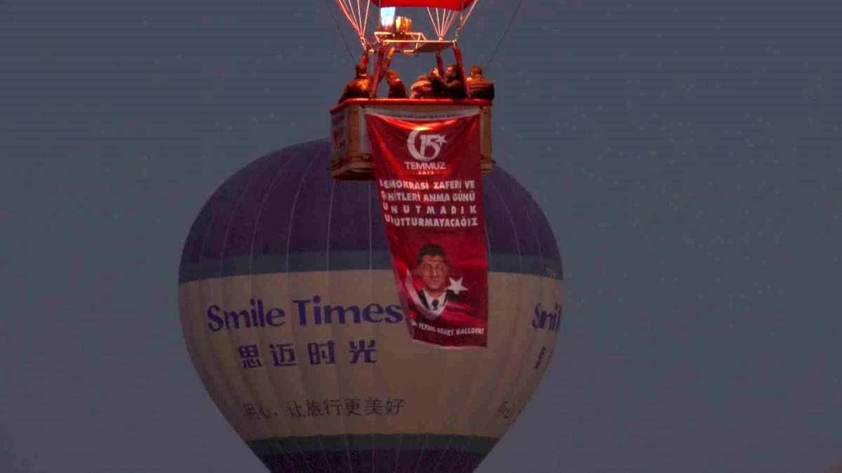 Kapadokya\'da balonlar 15 Temmuz Demokrasi ve Milli Birlik Günü için havalandı