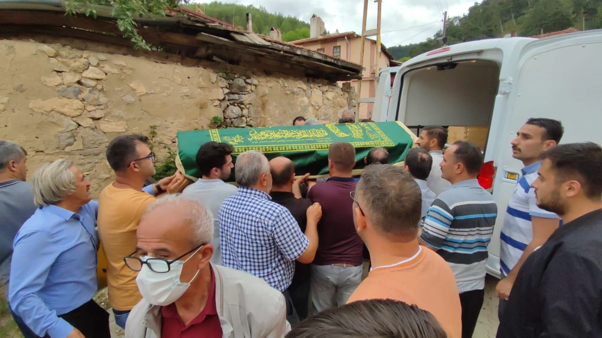 Karabük\'te devrilen traktörün altında kalarak ölen 2 kişi toprağa verildi