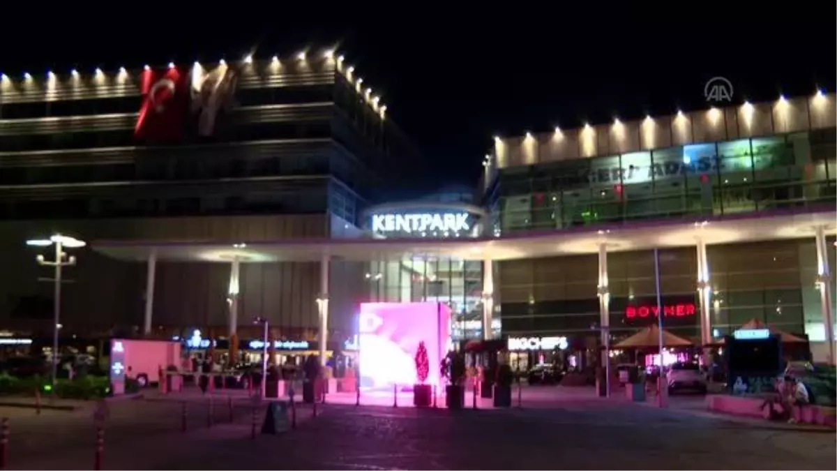 Kentpark AVM'deki LED ekranlarda 15 Temmuz etkinliği