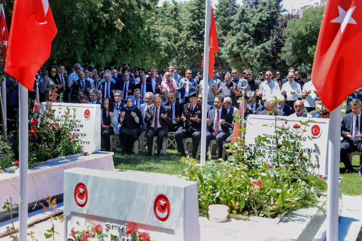 Son dakika haber: 15 Temmuz Demokrasi ve Milli Birlik Günü\'nde şehitlik ziyareti