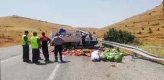 Lastiği patlayan kamyonet bariyerlere çarpıp devrildi: 3 yaralı